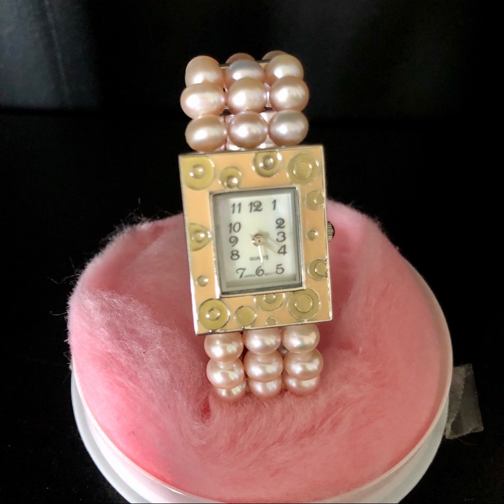 Quartz watch with pearl band